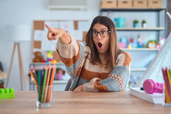 Ung Vacker Lärare Kvinna Bär Tröja Och Glasögon Sitter Skrivbordet — Stockfoto