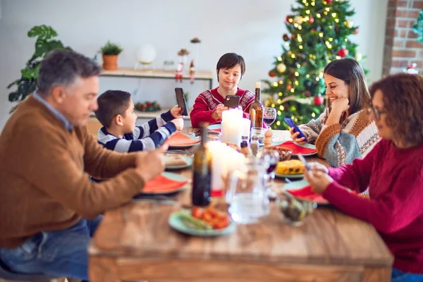 Bella Famiglia Sorridente Felice Fiducioso Mangiare Tacchino Arrosto Utilizzando Smartphone — Foto Stock