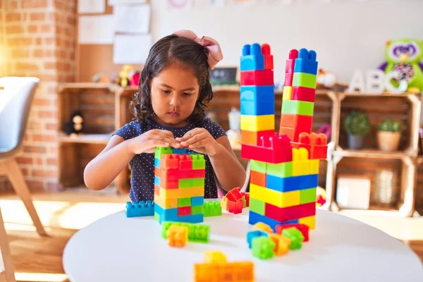 Schönes Kleinkind Spielt Kindergarten Mit Bauklötzen — Stockfoto