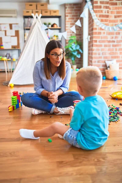 Jong Kaukasisch Kind Speelt Speelschool Met Leraar Moeder Zoon Speelkamer — Stockfoto