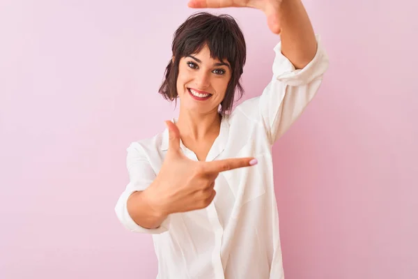 Young Beautiful Woman Wearing White Shirt Standing Isolated Pink Background — Stock Photo, Image