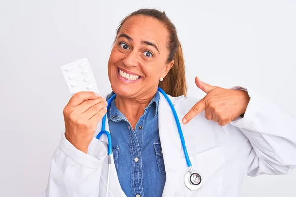 Středního Věku Starší Lékař Žena Ukazuje Léky Předpis Přes Izolované — Stock fotografie