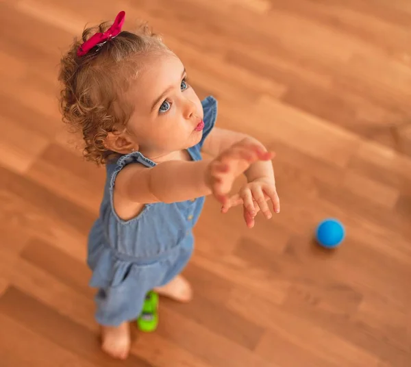 Bela Criança Caucasiana Brincando Com Brinquedos Sala Jogos Colorida Feliz — Fotografia de Stock