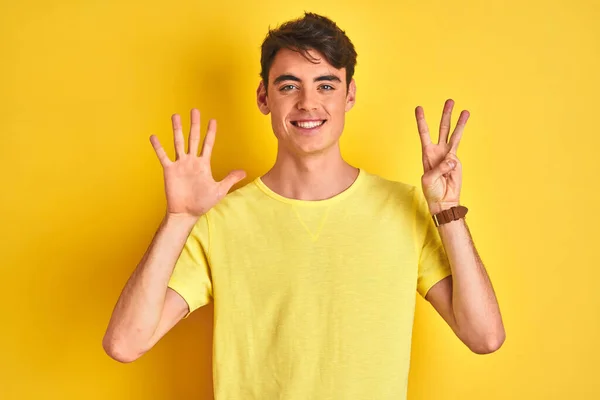 Menino Adolescente Vestindo Camiseta Amarela Sobre Fundo Isolado Mostrando Apontando — Fotografia de Stock