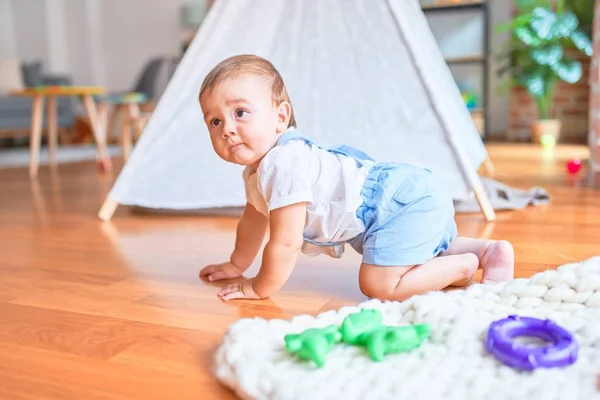 Hermoso Niño Gateando Jardín Infantes — Foto de Stock