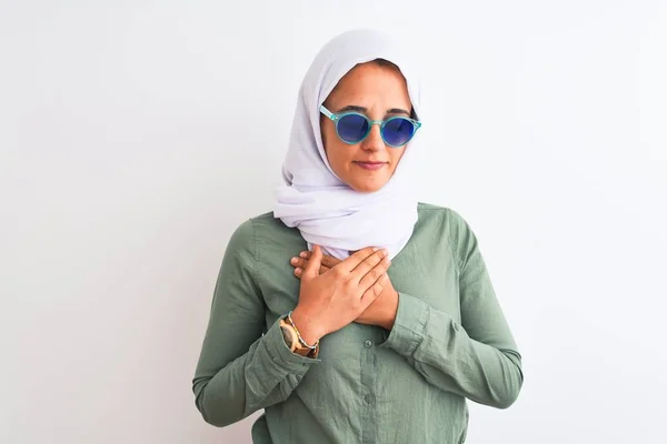 Νεαρή Άραβα Γυναίκα Που Φοράει Μαντίλα Και Καλοκαιρινά Γυαλιά Ηλίου — Φωτογραφία Αρχείου