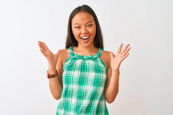 Junge Chinesin Grünem Kleid Steht Vor Isoliertem Weißen Hintergrund Und — Stockfoto