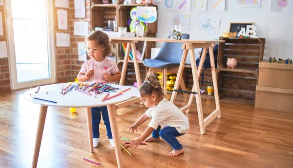 Adorabile Bambini Che Giocano Con Sacco Matite Colorate Sul Tavolo — Foto Stock