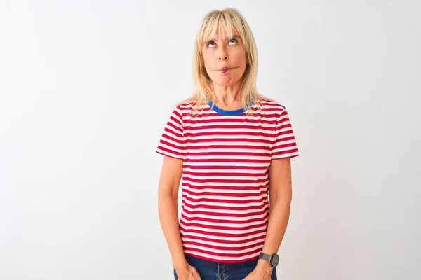 Frau Mittleren Alters Lässig Gestreiftem Shirt Das Vor Isoliertem Weißem — Stockfoto