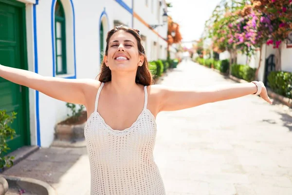 Junge Schöne Frau Farbenfrohen Dorf Puerto Mogan Lächelnd Glücklich Sonnenbaden — Stockfoto