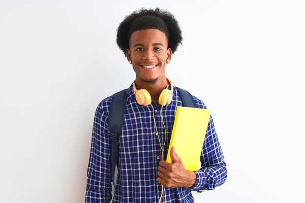 アフリカ系アメリカ人の学生は 白い背景の上にヘッドフォンのバックパックを身に着けている幸せな顔立ちと歯を示す自信を持って笑顔で笑顔 — ストック写真