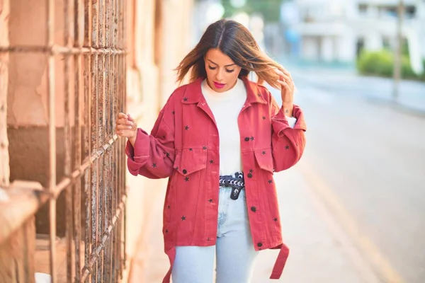 Junge Schöne Frau Roter Jacke Die Der Stadtstraße Steht — Stockfoto