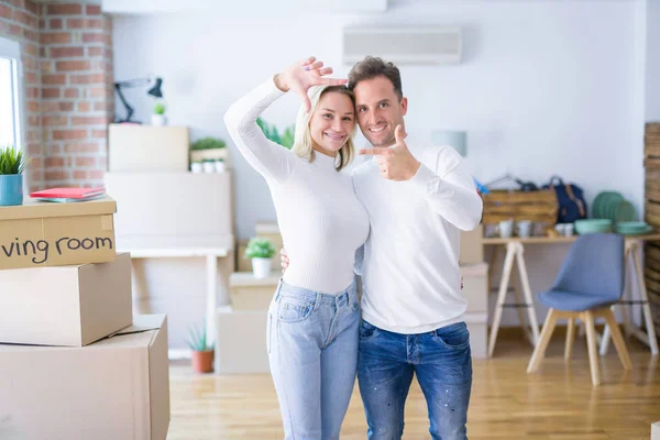 Young Beautiful Couple Standing New Home Cardboard Boxes Smiling Making — Stock Photo, Image