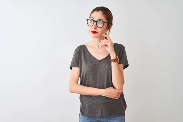 Mujer Pelirroja Con Camiseta Casual Gafas Pie Sobre Fondo Blanco —  Fotos de Stock