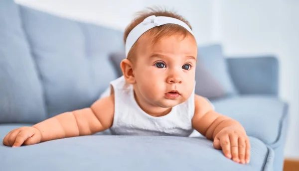 Entzückendes Baby Das Hause Auf Dem Sofa Liegt Neugeborenes Entspannt — Stockfoto