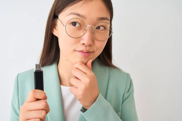 Ung Kinesisk Affärskvinna Håller Usb Minne Över Isolerad Vit Bakgrund — Stockfoto