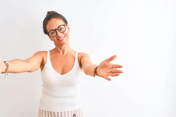 Mujer Mediana Edad Con Camiseta Casual Gafas Pie Sobre Fondo —  Fotos de Stock