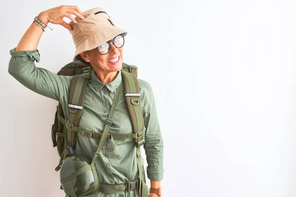 Mujer Excursionista Mediana Edad Con Gafas Sombrero Comedor Mochila Sobre — Foto de Stock