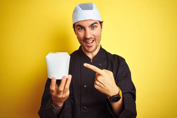 Mladý Kuchař Muž Nosí Uniformu Klobouk Drží Dodávku Krabice Nad — Stock fotografie