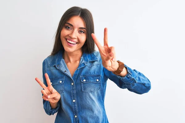 Mulher Bonita Nova Vestindo Camisa Ganga Casual Sobre Fundo Branco — Fotografia de Stock