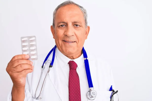 Hombre Médico Senior Con Estetoscopio Sosteniendo Pastillas Sobre Fondo Blanco — Foto de Stock