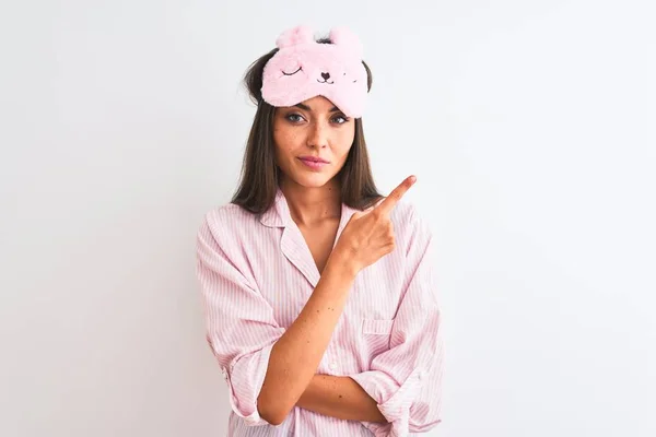 Ung Vacker Kvinna Bär Sömnmask Och Pyjamas Över Isolerad Vit — Stockfoto