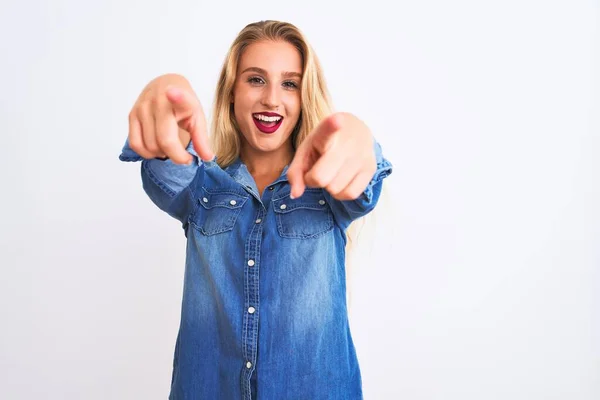 Mulher Bonita Nova Vestindo Camisa Ganga Casual Sobre Fundo Branco — Fotografia de Stock