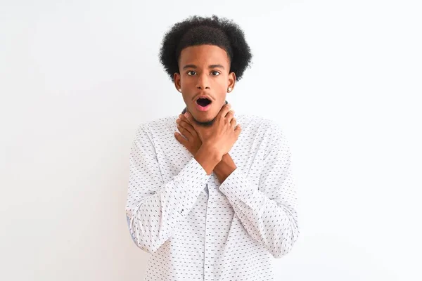 Zarif Bir Gömlek Giyen Genç Afro Amerikalı Adam Izole Edilmiş — Stok fotoğraf