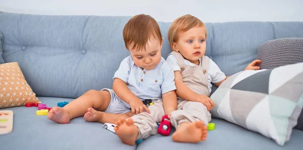 Belas Crianças Sentadas Sofá Brincando Com Brinquedos Casa — Fotografia de Stock