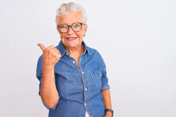 Senior Grauhaarige Frau Trägt Jeanshemd Und Brille Über Isoliertem Weißem — Stockfoto