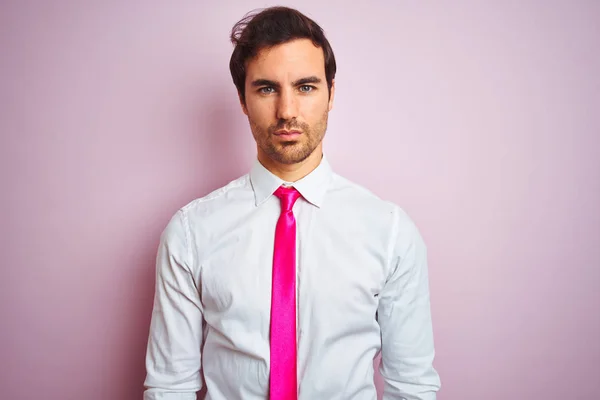 Молодой Красивый Бизнесмен Рубашке Галстуке Стоит Изолированном Розовом Фоне Серьезным — стоковое фото