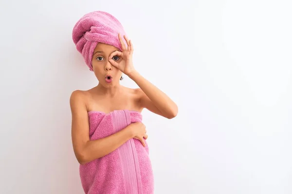 Hermosa Niña Que Usa Toalla Ducha Después Del Baño Pie — Foto de Stock