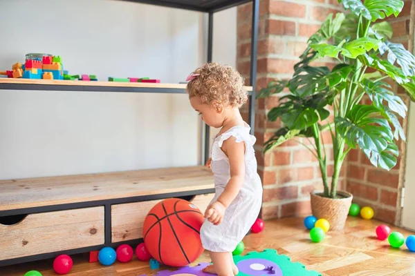 Bela Criança Caucasiana Brincando Com Brinquedos Sala Jogos Colorida Feliz — Fotografia de Stock