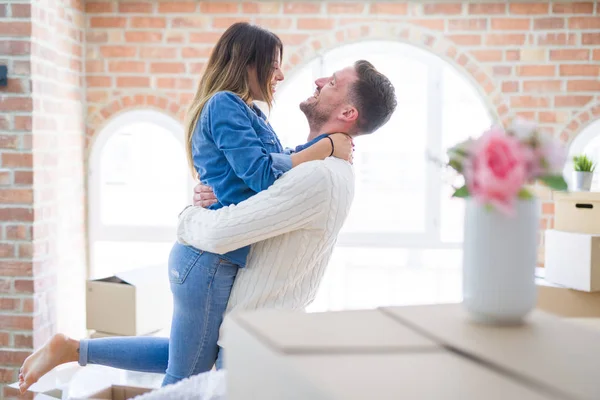 Jeune Beau Couple Dans Une Nouvelle Maison Autour Boîtes Carton — Photo