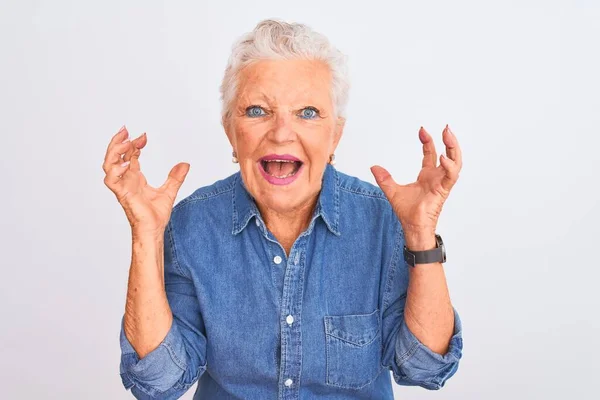 Senior Grauhaarige Frau Lässigem Jeanshemd Steht Vor Isoliertem Weißen Hintergrund — Stockfoto