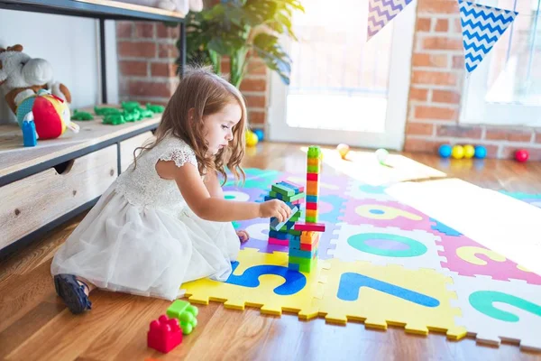 Entzückendes Blondes Kleinkind Das Kindergarten Mit Bauklötzen Spielt — Stockfoto
