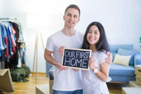 Jovem Casal Bonito Chão Segurando Quadro Negro Com Mensagem Nova — Fotografia de Stock