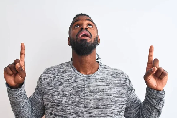 Homem Afro Americano Com Tranças Vestindo Camisola Cinza Sobre Fundo — Fotografia de Stock