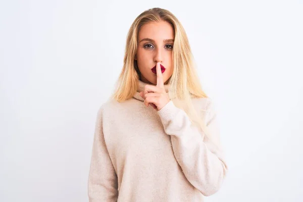 年轻美丽的女人穿着高领毛衣站在孤立的白色背景上 要求安静 手指放在嘴唇上 沉默和秘密概念 — 图库照片