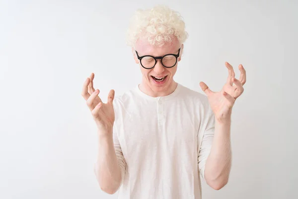 Jonge Albino Blonde Man Draagt Shirt Bril Staan Geïsoleerde Witte — Stockfoto