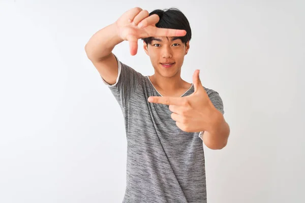 Joven Hombre Chino Con Camiseta Casual Pie Sobre Fondo Blanco — Foto de Stock