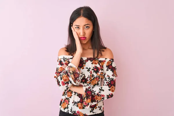 Joven Mujer China Con Camiseta Floral Pie Sobre Fondo Rosa — Foto de Stock