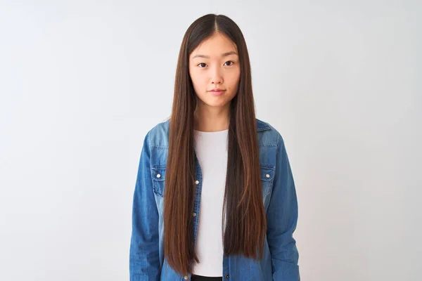 Jonge Chinese Vrouw Draagt Denim Shirt Staan Geïsoleerde Witte Achtergrond — Stockfoto