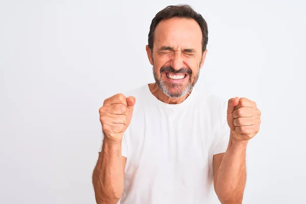 Homem Bonito Meia Idade Vestindo Camiseta Casual Sobre Fundo Branco — Fotografia de Stock