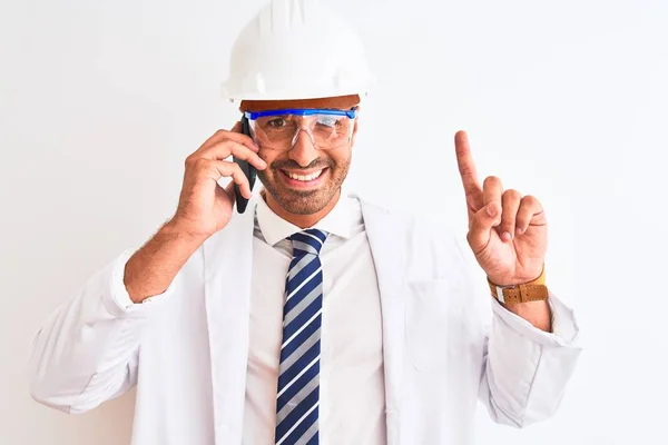 Mladý Vědec Muž Bezpečnostní Helmě Volání Pomocí Smartphonu Přes Izolované — Stock fotografie