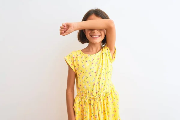 年轻美丽的小女孩穿着黄色的花衣服 站在孤独的白色背景上 满眼笑容 盲目概念 — 图库照片
