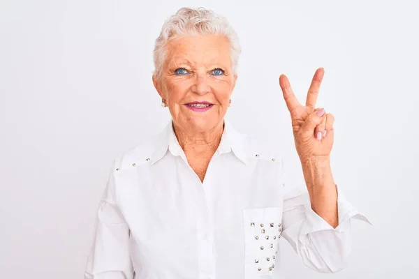 Eine Ältere Grauhaarige Frau Elegantem Hemd Steht Vor Isoliertem Weißem — Stockfoto