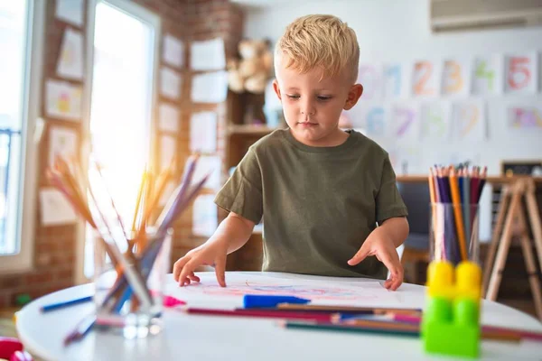 Jonge Blanke Jongen Die Kleuterschool Tekent Met Kleurpotloden Kleuterjongen Blij — Stockfoto