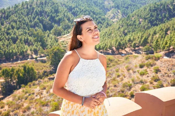 Jonge Mooie Vrouw Genieten Van Zomervakantie Berg Landschap Reiziger Meisje — Stockfoto