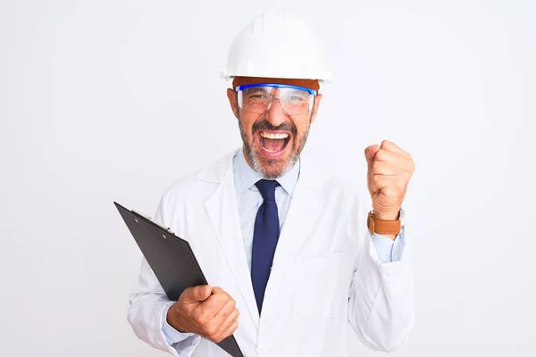 Ingeniero Senior Con Gafas Casco Sujetando Portapapeles Sobre Fondo Blanco —  Fotos de Stock